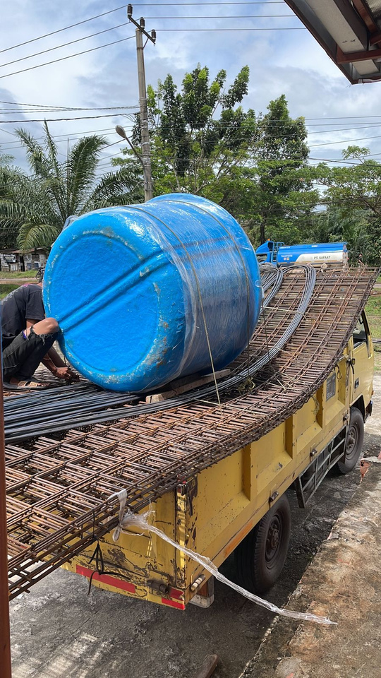 Toko bangunan lengkap bisa kirim ke lokasi. Truk berisi angkutan bahan bangunan.